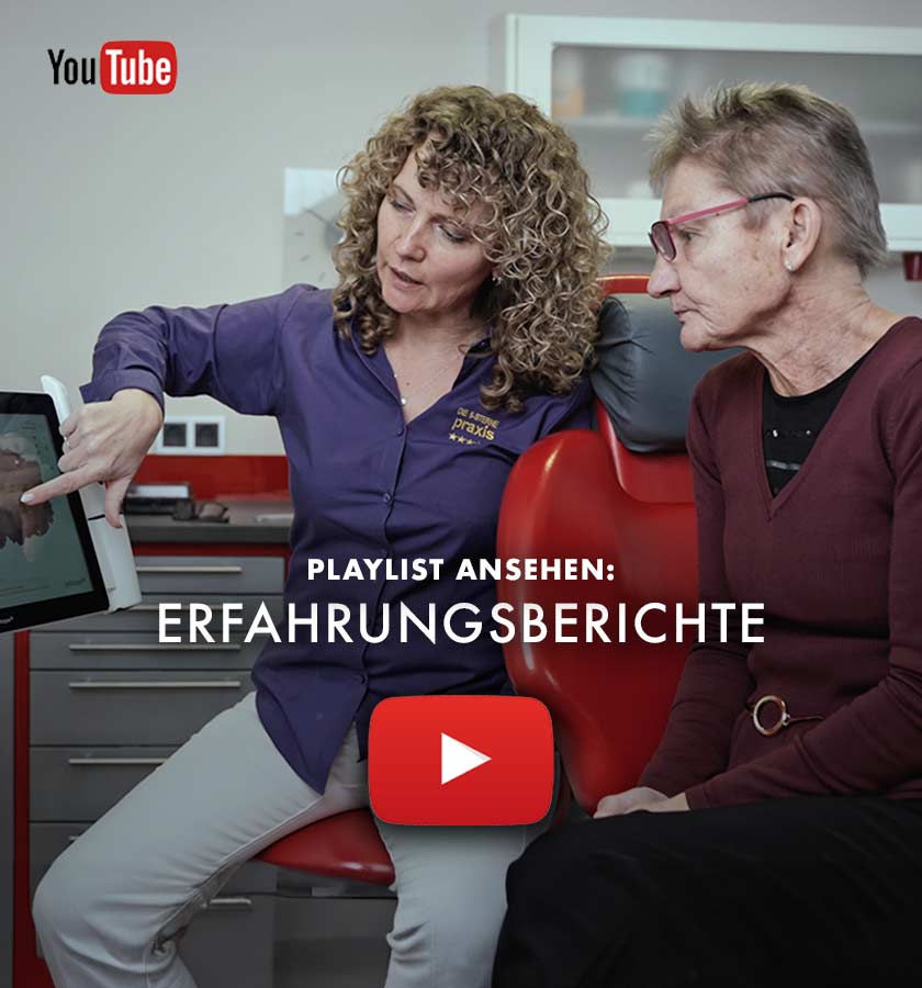 In einem Behandlungszimmer der 5-Sterne Praxis Dr. Gal erläutert eine Mitarbeiterin einer auf dem Behandlungsstuhl sitzenden Patientin den Behandlungsablauf anhand von Aufnahmen an einem Bildschirm. Im oberen Bereich des Bildes ist das YouTube-Loge zu sehen, um unteren steht der Text: Playlist ansehen: Erfahrungsberichte. 