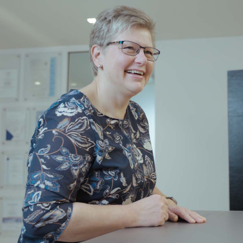 Angstpatientin im Gespräch am Empfangstresen der 5-Sterne Praxis Dr. Gal stehend.