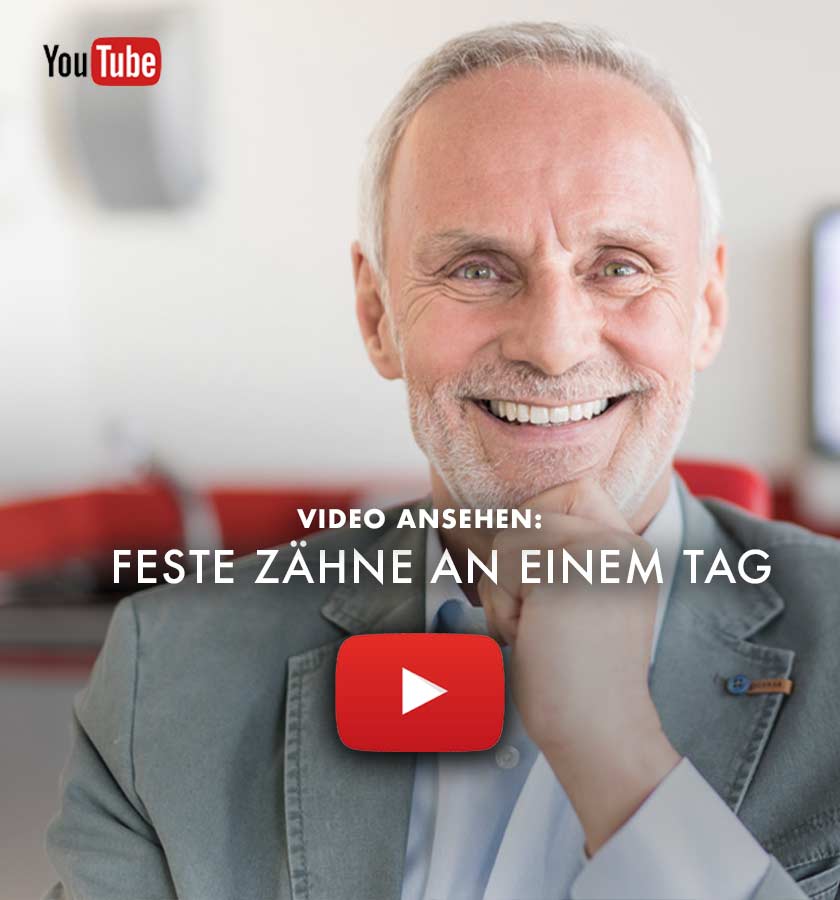 Lächelnder Patient in einem der Behandlungsräume der 5-Sterne Praxis Dr. Gal, auf dem Bild ist oben das YouTube-Logo zu sehen und steht der Text: Video ansehen: Feste Zähne an einem Tag. 