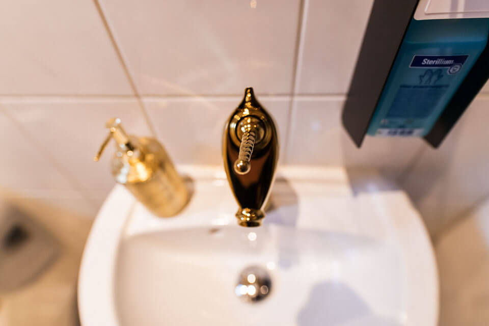 Waschbecken mit goldenem Hahn
